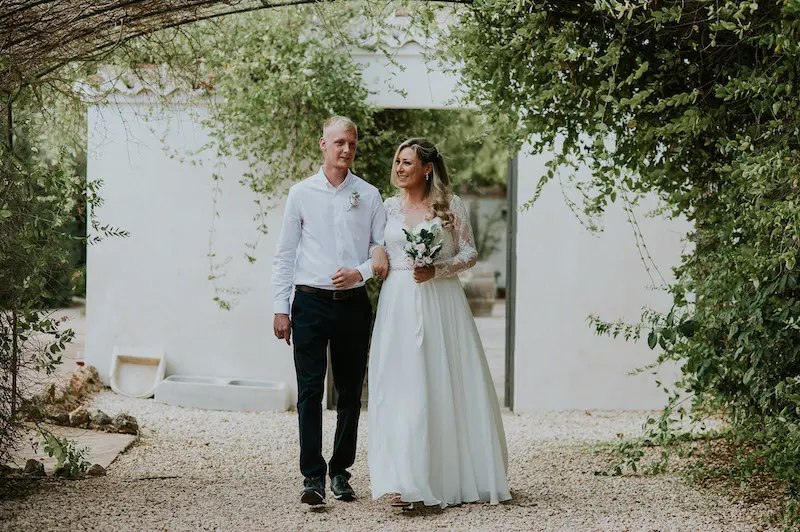 Fotografía de entrada de la novia en una boda al aire libre en Marbella momentos auténticos