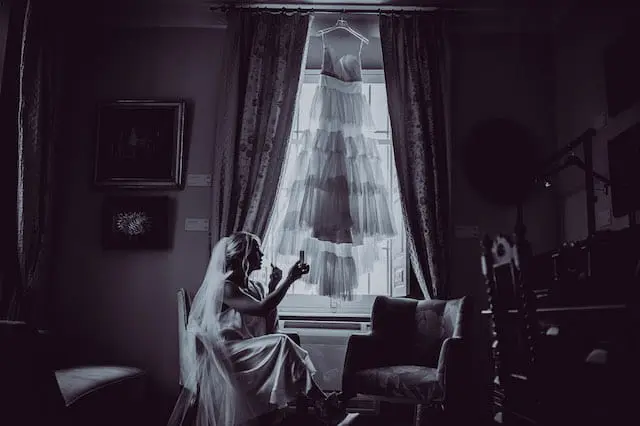 Fotografía de los preparativos de la novia en hotel de Málaga luz natural