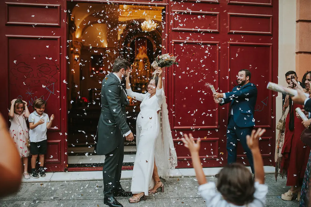 Boda elegante en el centro de Málaga estilo callejero y documental