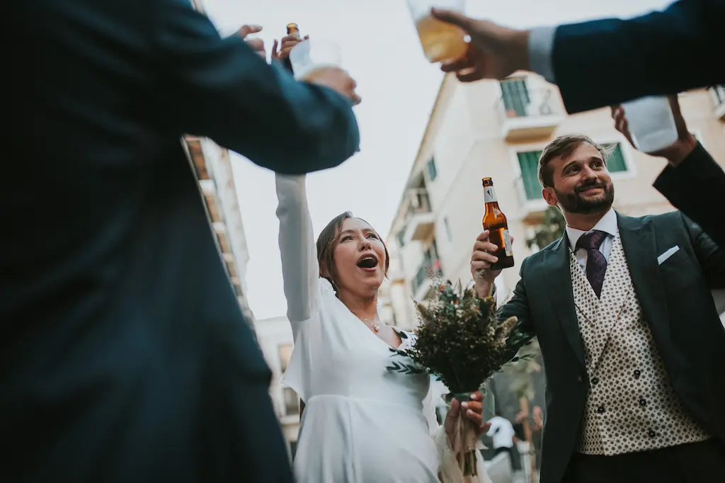 Boda elegante en el centro de Málaga estilo callejero y documental