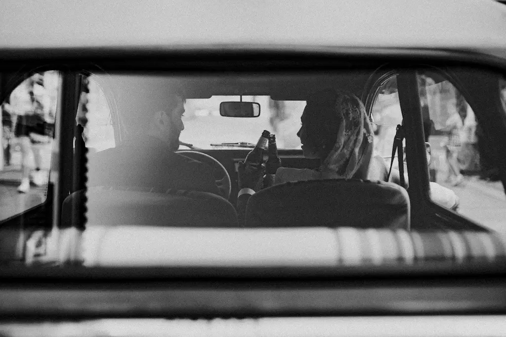 Boda elegante en el centro de Málaga estilo callejero y documental