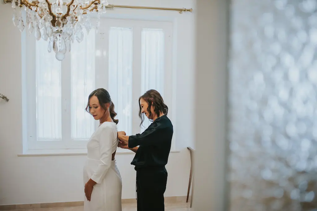 Boda elegante en el centro de Málaga estilo callejero y documental