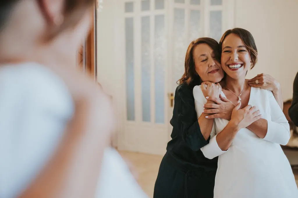 Boda elegante en el centro de Málaga estilo callejero y documental