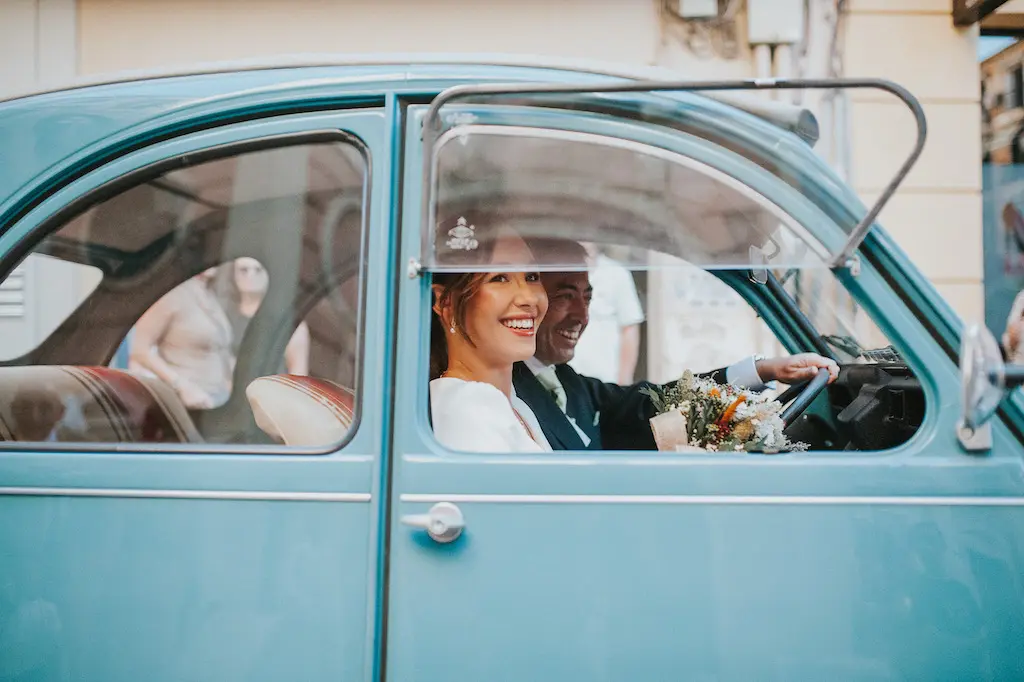 Boda elegante en el centro de Málaga estilo callejero y documental